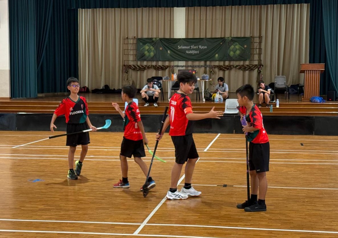 Senior Floorball Boys showing their team spirit