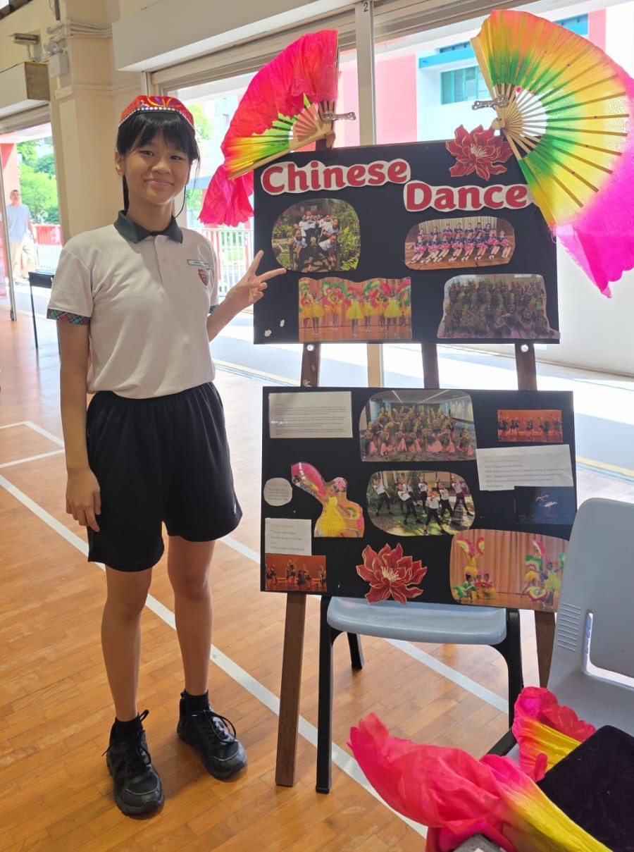 Student leader supporting in the school Open House